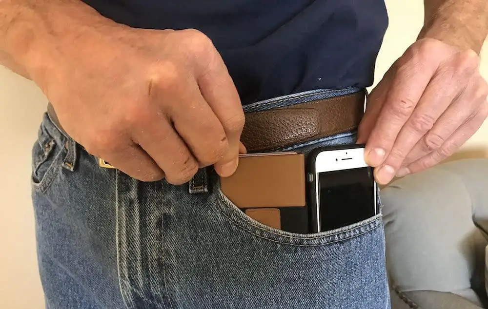 Ekster Senate and iPhone 8 fit in the same front pocket