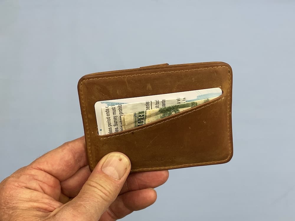 Andar The Turner with slanted pocket fill with card, cash and receipt