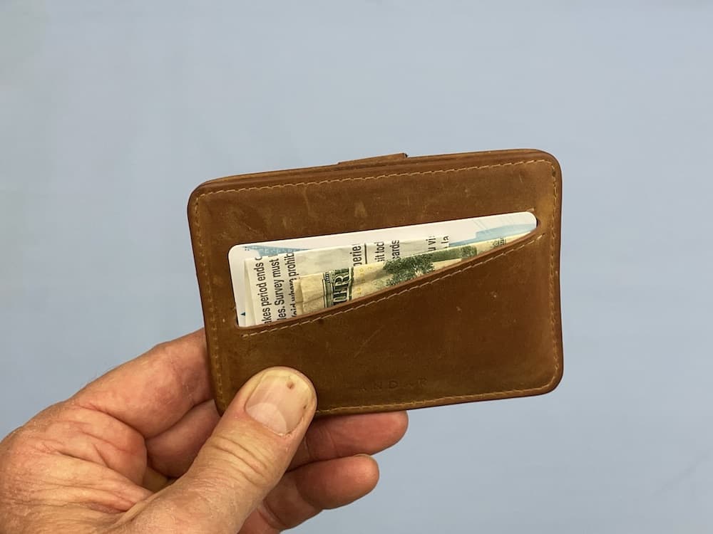 Andar The Turner with slanted pocket fill with card, cash and receipt