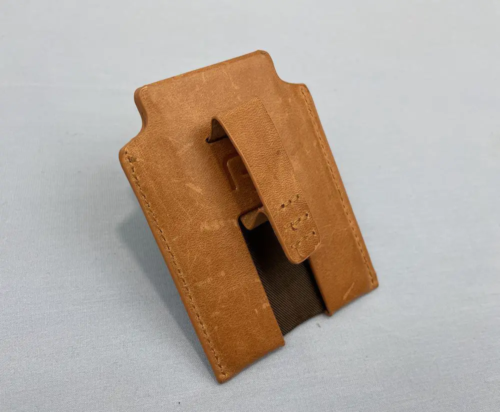 Magbak wallet with finger loop