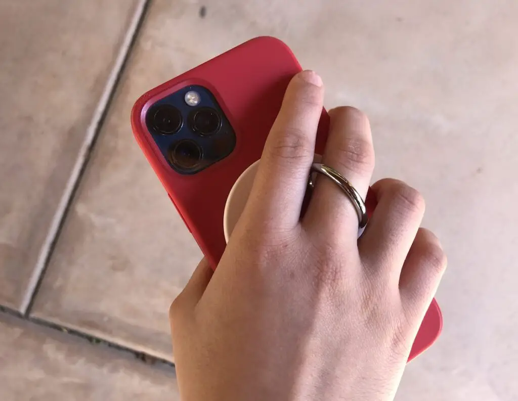 Anker 610 MagGo phone grip with finger through loop