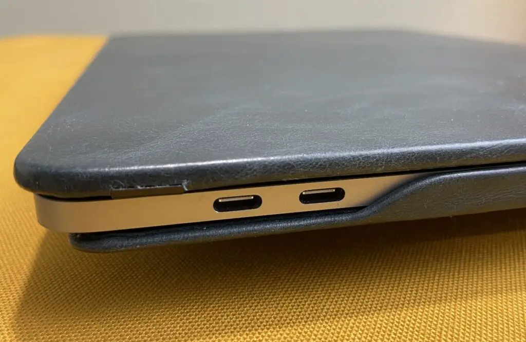 Andar MacBook case showing USB-C ports