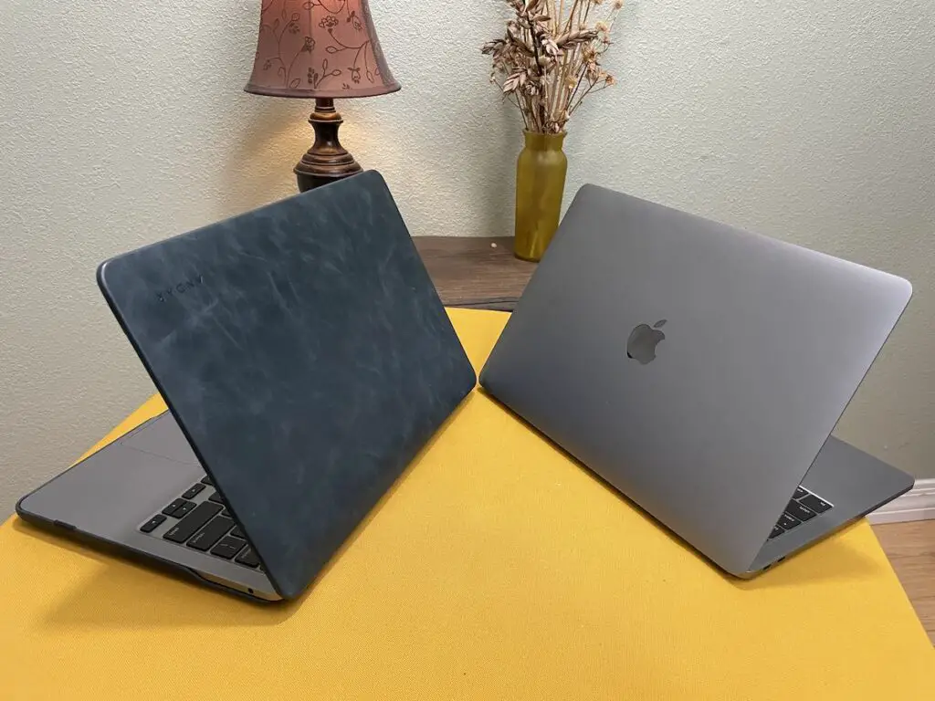 Andar The Helm laptop case alongside MacBook without case