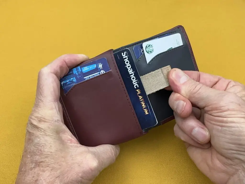 Bellroy Note Sleeve pull tab