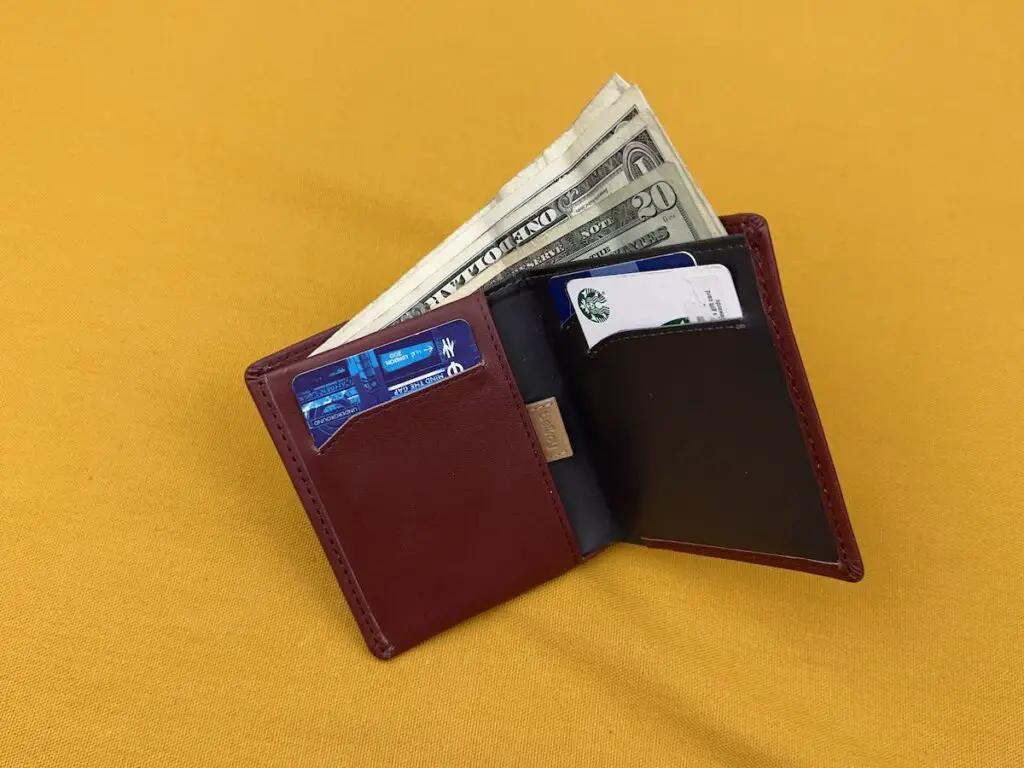 Bellroy Note Sleeve showing cash