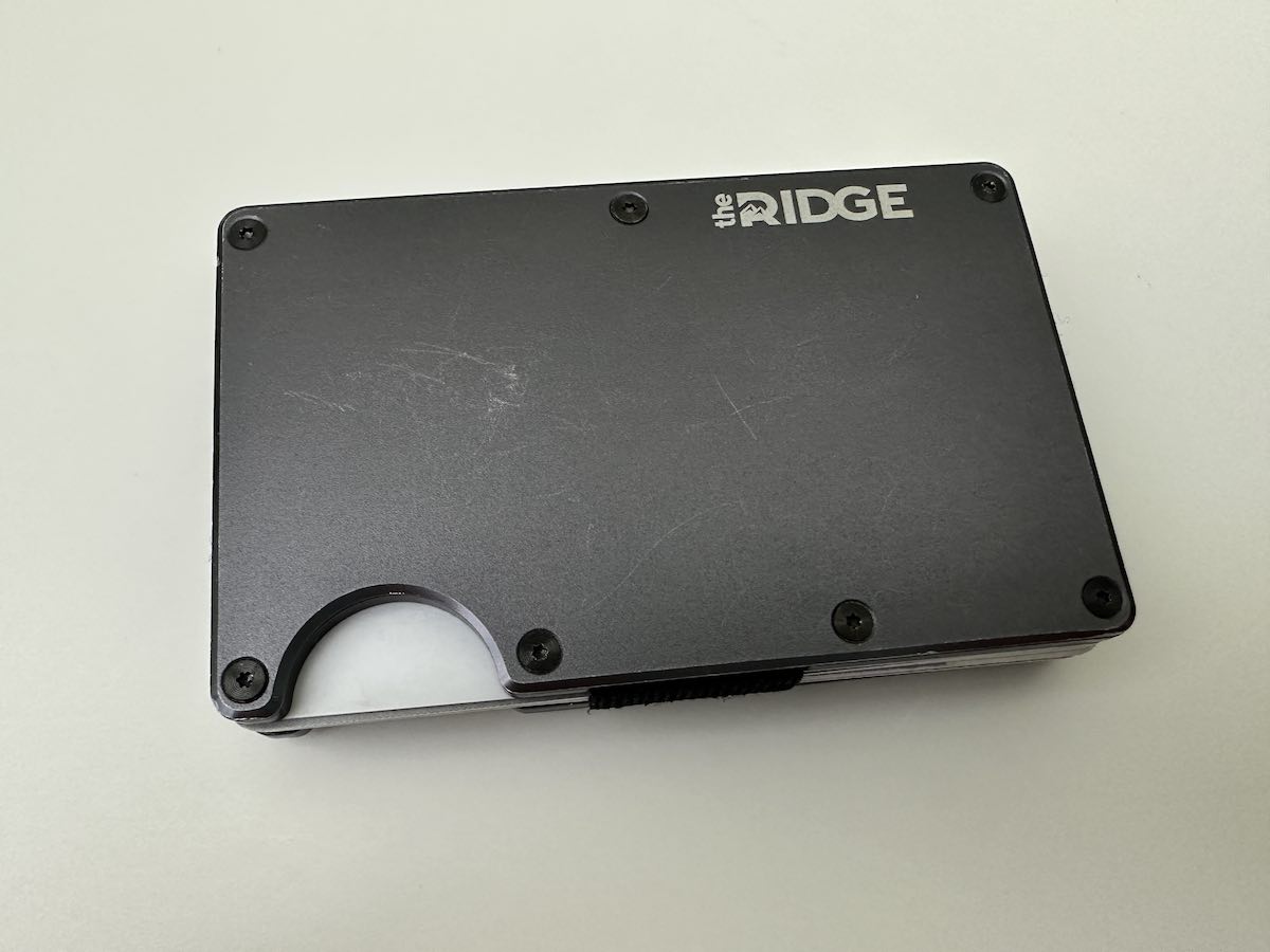 Ridge aluminum wallet for table